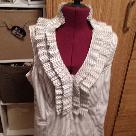 Black house white market ruffle top - Picture 1 of 2